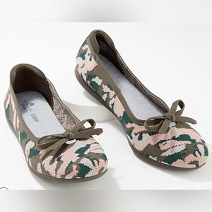 Clarks olive camo flats with bow. 7.5
